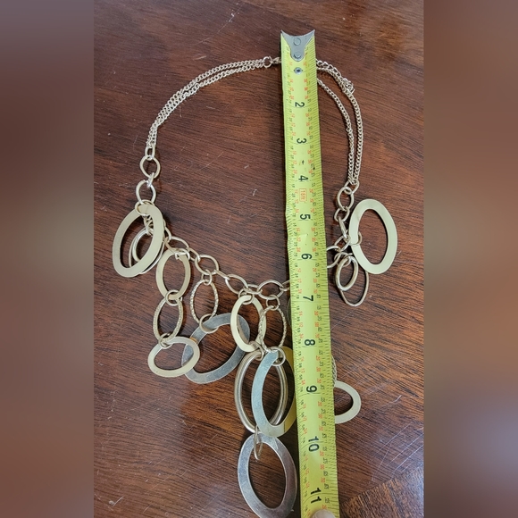 BEAUTIFUL Goldtone Oval Loop Choker. - Picture 3 of 4